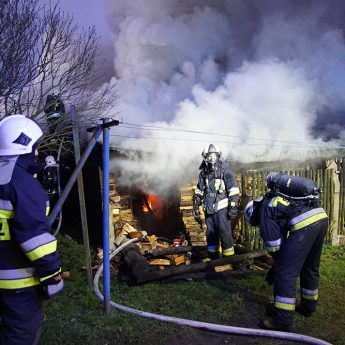 Pożar budynku gospodarczego w Benicach! Na miejscu pięć zastępów straży! Pożar budynku gospodarczego w Benicach! Na miejscu pięć zastępów straży!