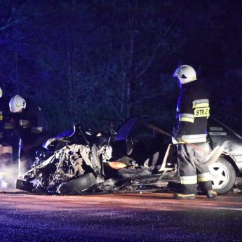 Wypadek na drodze krajowej nr 3. Peugeot zderzył się z Mercedesem Wypadek na drodze krajowej nr 3. Peugeot zderzył się z Mercedesem