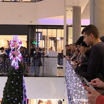 To się nazywa magia świąt! Nagle wszyscy zaczęli śpiewać najbardziej znaną kolędę! To się nazywa magia świąt! Nagle wszyscy zaczęli śpiewać najbardziej znaną kolędę!