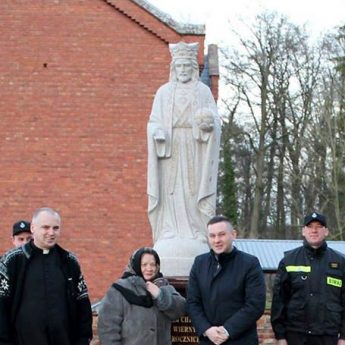 Figura Chrystusa Króla stanęła w kozielickiej parafii Figura Chrystusa Króla stanęła w kozielickiej parafii
