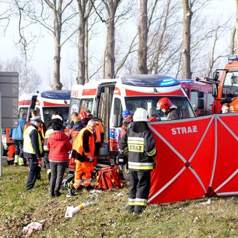 Potrącił 11 - latka idącego poboczem i dachował! Droga krajowa nr 3 zablokowana