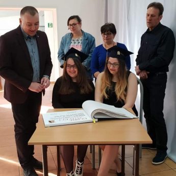 Zakończenie roku w klasach maturalnych w ZSP im. Stanisława Staszica w Kamieniu Pomorskim Zakończenie roku w klasach maturalnych w ZSP im. Stanisława Staszica w Kamieniu Pomorskim