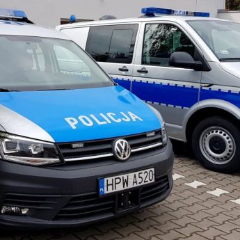 Kamieńscy policjanci z dwoma nowymi radiowozami Kamieńscy policjanci z dwoma nowymi radiowozami