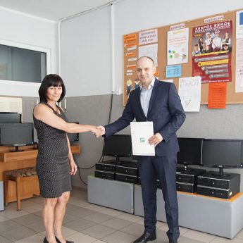 Zastępca dyrektora ARMiR przekazuje komputery dla kamieńskich szkół Zastępca dyrektora ARMiR przekazuje komputery dla kamieńskich szkół