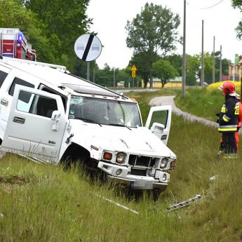 Hummer wypadł z drogi i wpadł do rowu Hummer wypadł z drogi i wpadł do rowu