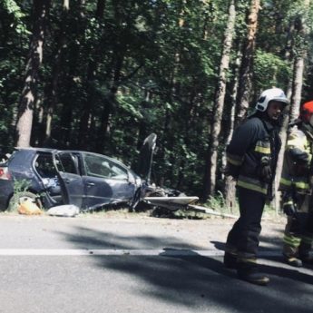 Groźne zdarzenie pod Dargobadzem. Volkswagen wypadł z drogi