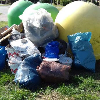 Dzwony do segregacji niczym wysypisko śmieci Dzwony do segregacji niczym wysypisko śmieci