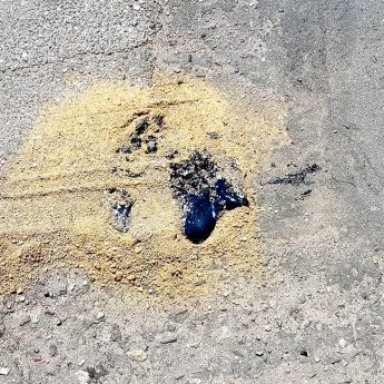 Drogowcy wzięli się za naprawę ulic. Smoliste gluty przylepiają się do samochodów Drogowcy wzięli się za naprawę ulic. Smoliste gluty przylepiają się do samochodów