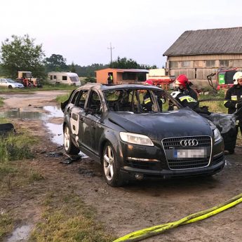 W Kozielicach zapaliło się audi. W pożarze spłonął pies W Kozielicach zapaliło się audi. W pożarze spłonął pies