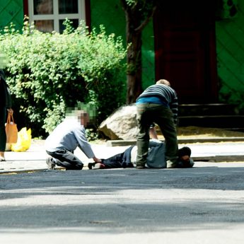 Postanowił odpocząć na środku zakrętu Postanowił odpocząć na środku zakrętu