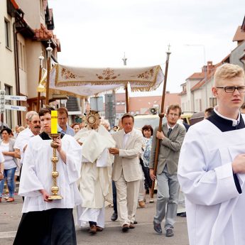 Dziś Boże Ciało. Procesja przeszła ulicami Kamienia Pomorskiego [Zdjęcia, Film]
