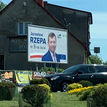 Czas na sprzątanie banerów wyborczych. Niektóre mogą wisieć miesiącami Czas na sprzątanie banerów wyborczych. Niektóre mogą wisieć miesiącami