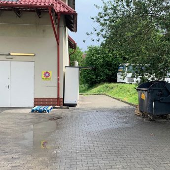 Paczkomat znalazł swoje miejsce za sklepem Biedronka Paczkomat znalazł swoje miejsce za sklepem Biedronka