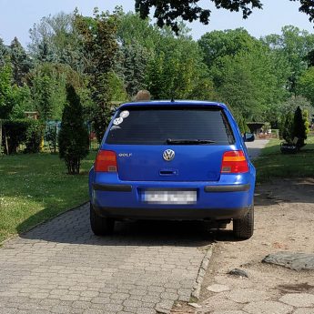 Prawdziwy mistrz parkuje tylko na środku chodnika! Prawdziwy mistrz parkuje tylko na środku chodnika!
