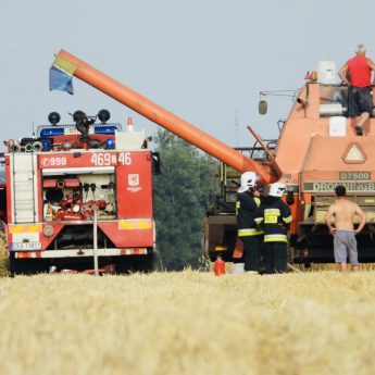 Kolejny pożar przy żniwach. Strażacy gasili kombajn w Zagórzu