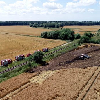 Pożar zboża w Kretlewie. Na miejscu pięć zastępów straży Pożar zboża w Kretlewie. Na miejscu pięć zastępów straży