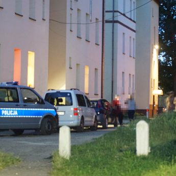 Ugodził nożem partnerkę, a potem siebie. Dramatyczne sceny przy ulicy Dziwnowskiej Ugodził nożem partnerkę, a potem siebie. Dramatyczne sceny przy ulicy Dziwnowskiej