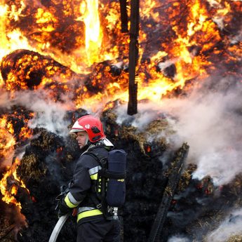 Dramatyczna akcja gaśnicza w Górkach. Jeden ze strażaków przygnieciony przez ścianę! [Zdjęcia]