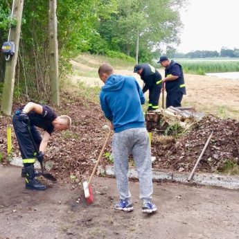 Trwa sprzątanie plaży i parku miejskiego w Wolinie