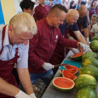 Jest rekord! 900 kg arbuzów zniknęło w niewiele ponad pół godziny! Jest rekord! 900 kg arbuzów zniknęło w niewiele ponad pół godziny!