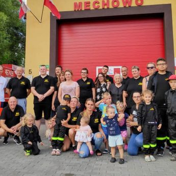 Strażacy i Mieszkańcy po przeszkoleniu. W Mechowie pojawił się defibrylator Strażacy i Mieszkańcy po przeszkoleniu. W Mechowie pojawił się defibrylator