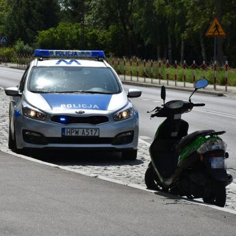 Zderzenie osobówki ze skuterem. Jedna osoba poszkodowana Zderzenie osobówki ze skuterem. Jedna osoba poszkodowana