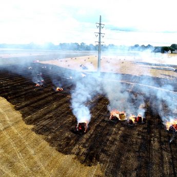 Pożar ścierniska w Rozwarowie. Z żywiołem walczy sześć zastępów straży Pożar ścierniska w Rozwarowie. Z żywiołem walczy sześć zastępów straży