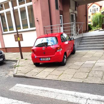 Prawdziwy mistrz parkuje tylko na środku chodnika! Prawdziwy mistrz parkuje tylko na środku chodnika!