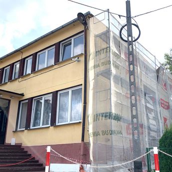 Będzie taniej i estetyczniej. W Świerznie trwa termomodernizacja Urzędu Gminy Będzie taniej i estetyczniej. W Świerznie trwa termomodernizacja Urzędu Gminy