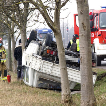 Kierowca zjechał z drogi i dachował. Utrudnienia w ruchu nieopodal Wolina