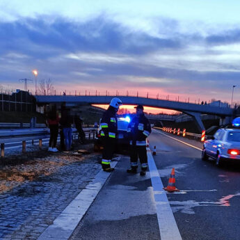 Zdarzenie drogowe na S-3. Audi uderzyło w znak