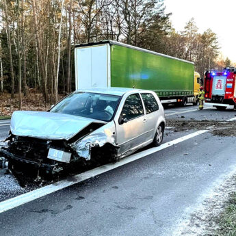 Doprowadził do zderzenia i uciekł. Trwa akcja poszukiwawcza kierowcy Golfa