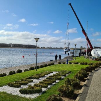 Pierwsze jachty zwodowane. Wolińska marina budzi się z zimowego snu