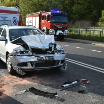 Zderzenie dwóch pojazdów i TiRa. Na miejscu wszystkie służby