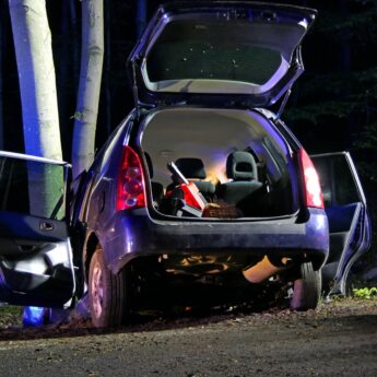 Uciekając przed policją uderzył w drzewo. Był pod wpływem alkoholu