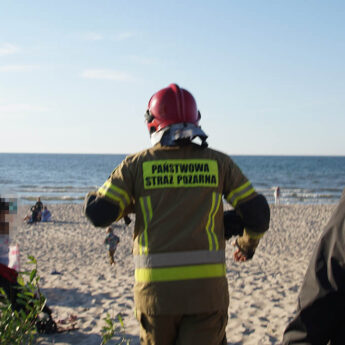 Znów niebezpiecznie na plaży. Interweniowali strażacy i SAR