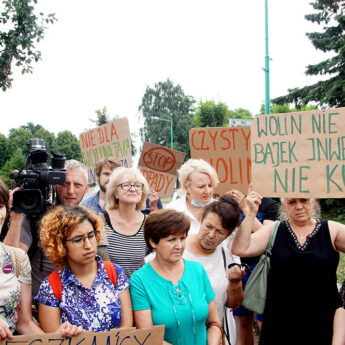 Gorąco na sesji w Wolinie! Mieszkańcy protestują przeciwko prywatnemu inwestorowi [NA ŻYWO]