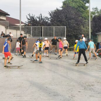 Deskorolki poszły w ruch! Warsztaty na wolińskim Skateparku