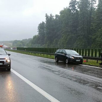 Zdarzenia drogowe na krajowej trójce. Interweniowały wszystkie służby