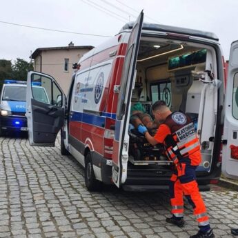 Nagi mężczyna odnaleziony w głębi lasu Nagi mężczyna odnaleziony w głębi lasu