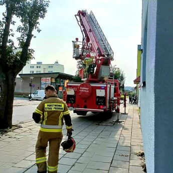 Sąsiedzi zaalarmowali służby. W mieszkaniu znaleziono ciało mężczyzny