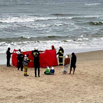 Dramatyczne sceny na plaży w Międzyzdrojach. Nie żyje mężczyzna