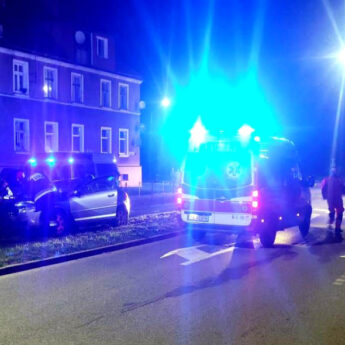 Ucieczkę przed Policją zakończyli na przydrożnej lampie Ucieczkę przed Policją zakończyli na przydrożnej lampie