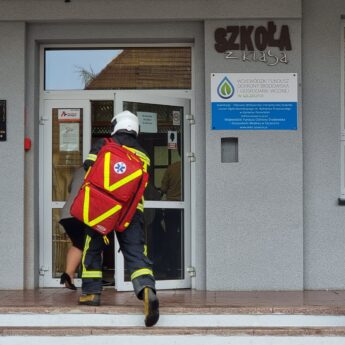 Uczennica zasłabła w Liceum. Przez brak karetek wysłano strażaków Uczennica zasłabła w Liceum. Przez brak karetek wysłano strażaków