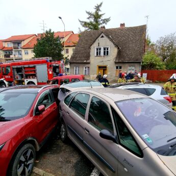 Peugeotem w parking pełen pojazdów! Peugeotem w parking pełen pojazdów!