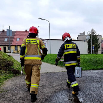 Ciało 56 - latka w jednym z mieszkań. Na miejscu strażacy i policja Ciało 56 - latka w jednym z mieszkań. Na miejscu strażacy i policja