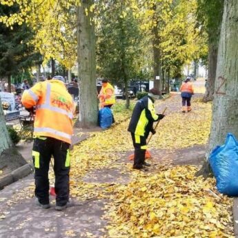 MPGK prowadzi prace porządkowe na Cmentarzu Komunalnym w Wolinie