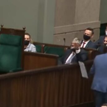 Poseł Łącki: "Jak możecie szczuć psami na dzieci, koczujące na granicy?!" Poseł Łącki: "Jak możecie szczuć psami na dzieci, koczujące na granicy?!"