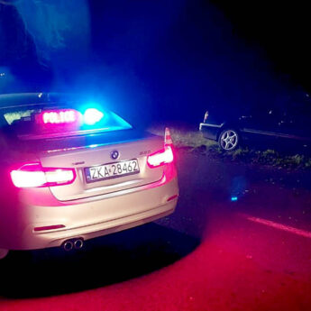 Zdarzenie drogowe pod Kamieniem Pomorskim. Passat uderzył w drzewo Zdarzenie drogowe pod Kamieniem Pomorskim. Passat uderzył w drzewo