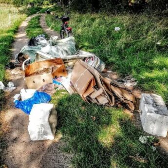 Mentalność śmieciarzy się nie zmienia. "Tak wygląda droga do dzikiej plaży"